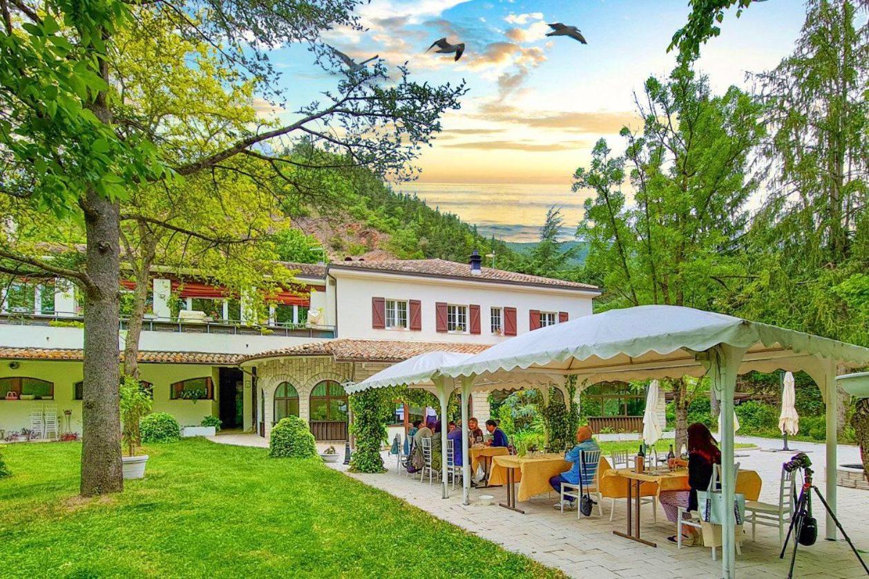 Hotel La Ginestra Acqualagna Exterior photo