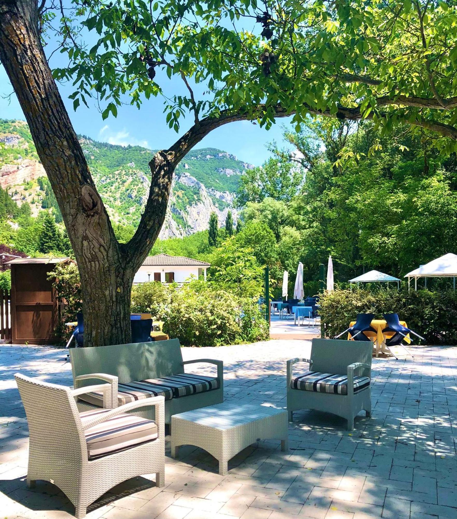 Hotel La Ginestra Acqualagna Exterior photo